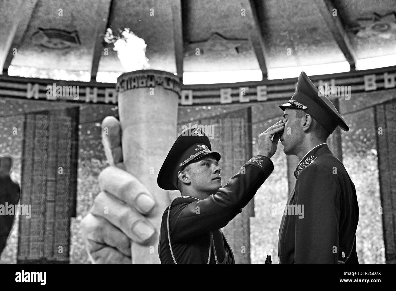 2 soldats à la salle de la gloire militaire à l'Mamaïev Kourgan, Volgograd. Pendant la coupe du monde match du groupe G à l'arène, Volgograd Volgograd. ASSOCIATION DE PRESSE Photo. Photo date : lundi 17 juin 2018. Voir l'histoire de l'Angleterre. WORLDCUP PA Crédit photo doit se lire : Owen Humphreys/PA Wire. RESTRICTIONS : un usage éditorial uniquement. Pas d'utilisation commerciale. Aucune utilisation avec tout tiers non officiels logos. Pas de manipulation d'images. Pas d'émulation vidéo Banque D'Images