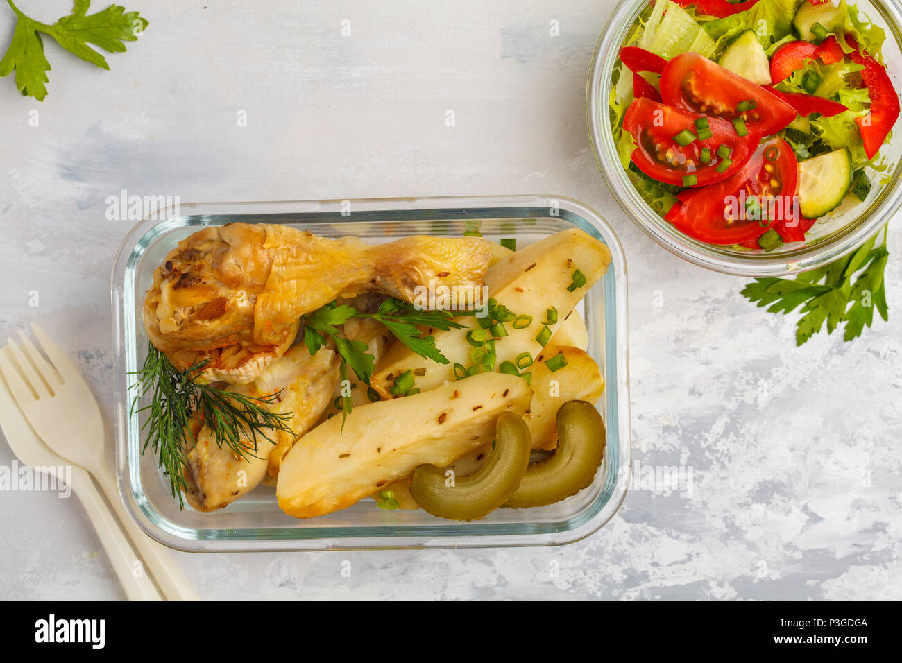 Préparation des repas sains avec des conteneurs du poulet, pommes de terre et salade de légumes frais généraux shot with copy space Banque D'Images