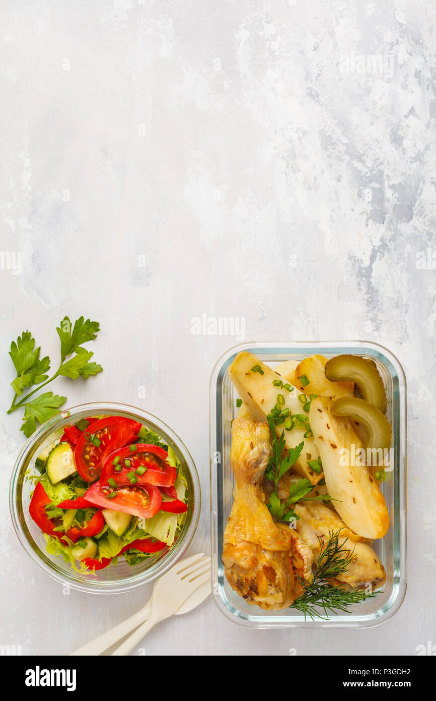 Préparation des repas sains avec des conteneurs du poulet, pommes de terre et salade de légumes frais généraux shot with copy space Banque D'Images