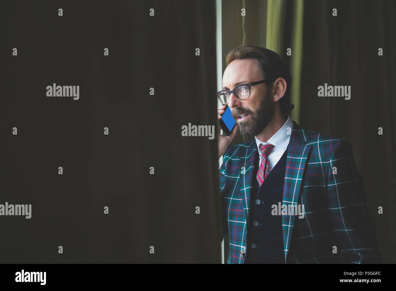 Businessman talking on mobile phone Banque D'Images