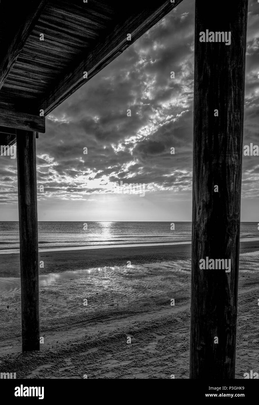 Redington Beach. Floride, USA, vue générale. Plage, Coucher de soleil, la Contessa Pier, entre les supports en bois Jeudi 12/10/2017 © Peter SPURRIER Le Banque D'Images