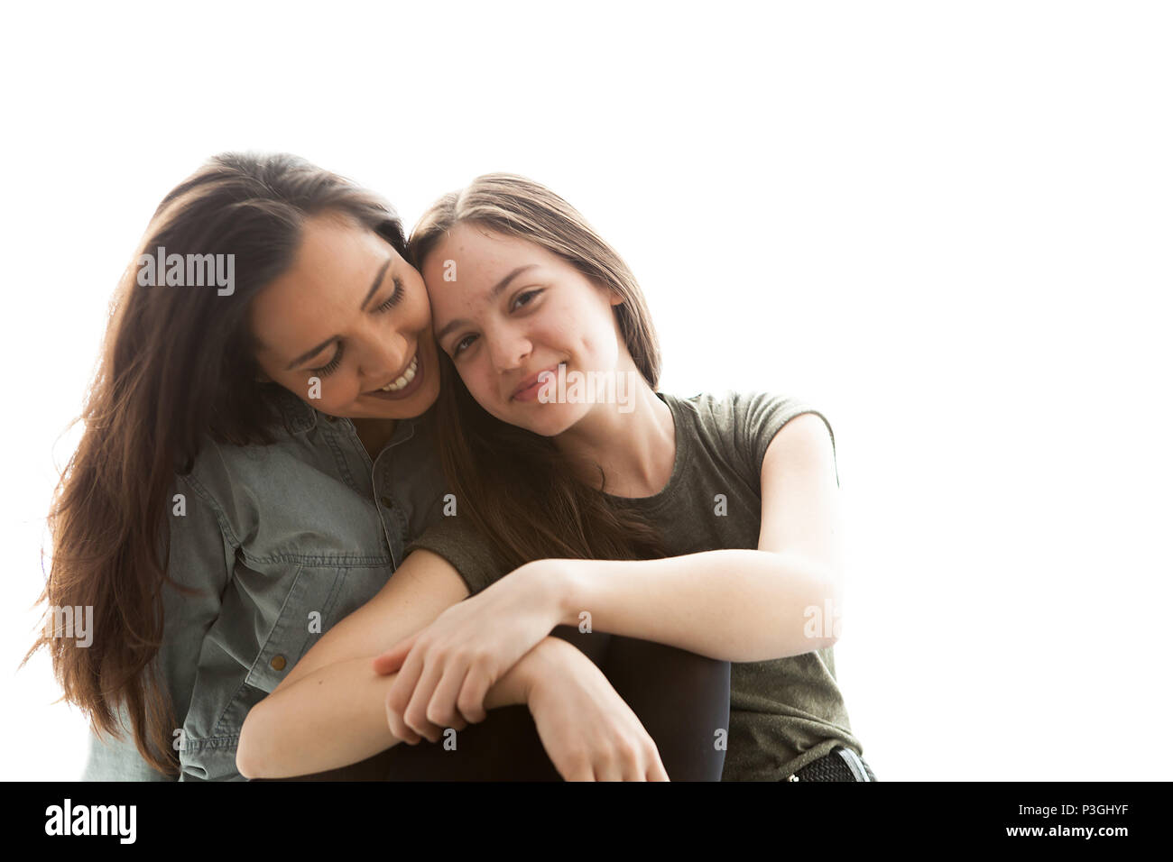 Portrait de deux sœurs à côté d'une grande fenêtre lumineuse Banque D'Images