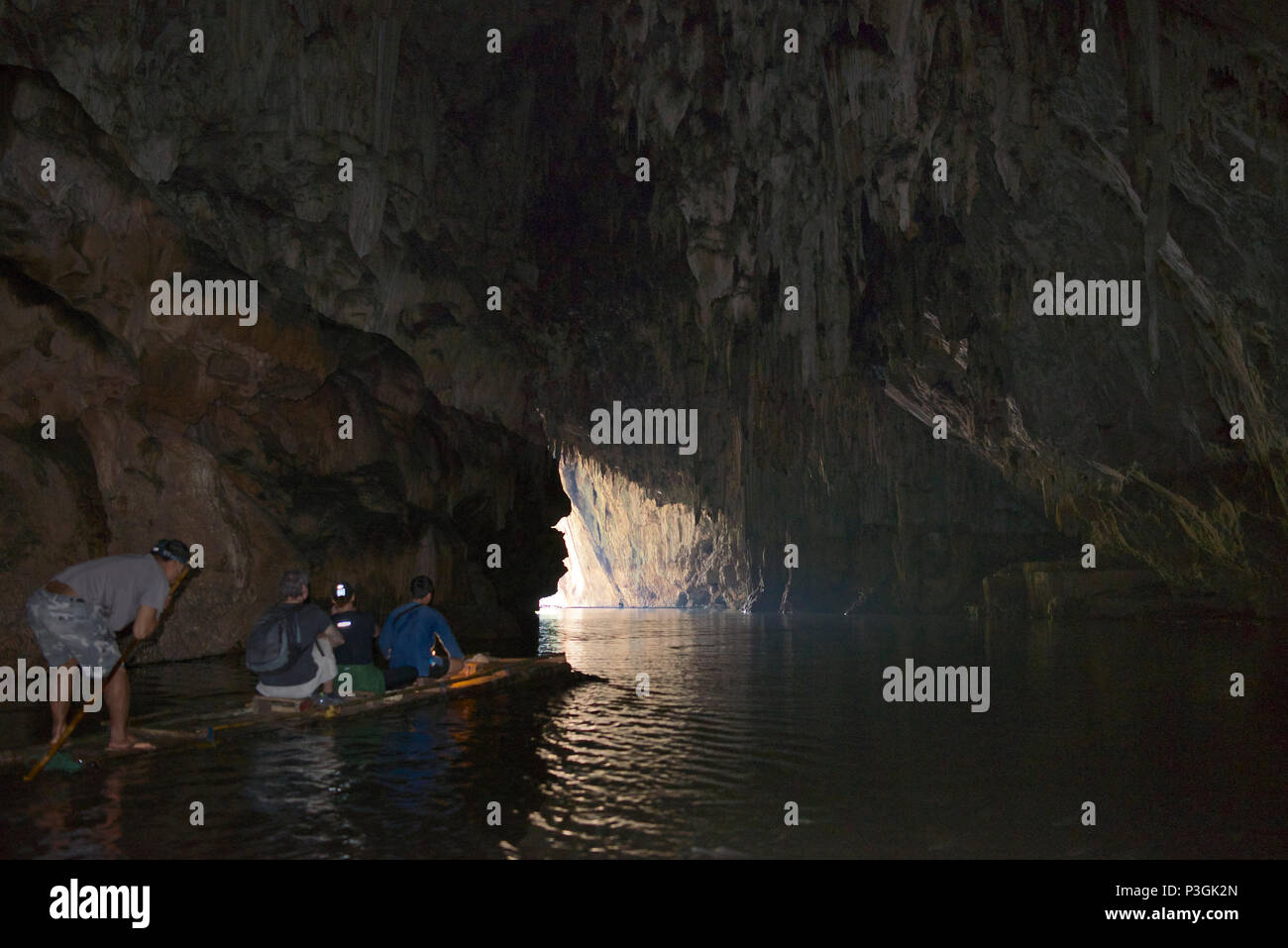 Les touristes d'être pagayé sur radeau en bambou Grottes Tham Lod Mae Hong Son, province du nord de la Thaïlande Banque D'Images