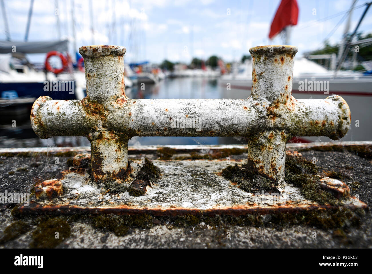 Old rusty bitt sur la marina. Banque D'Images