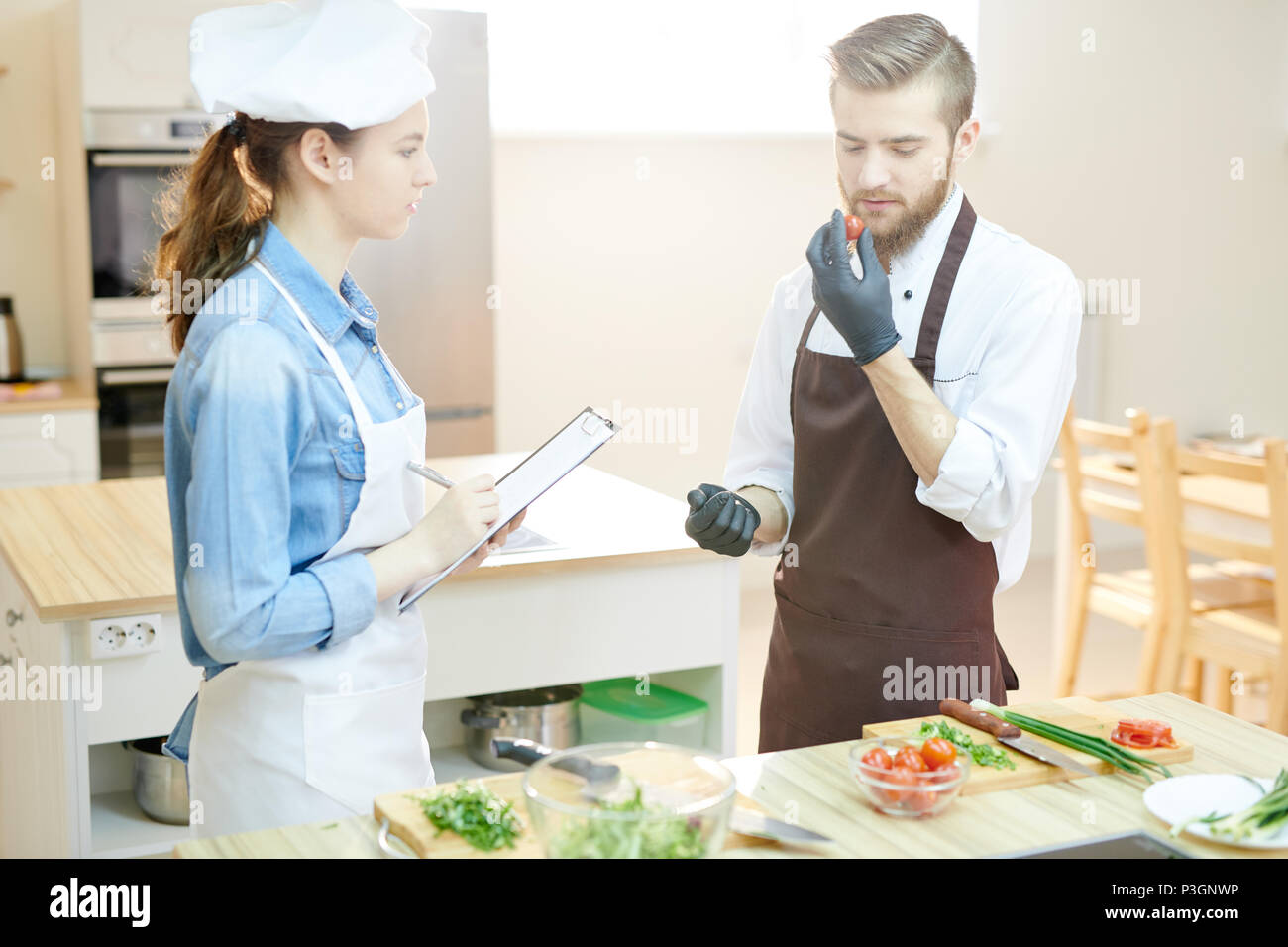 Deux chefs dans une cuisine de restaurant Banque D'Images