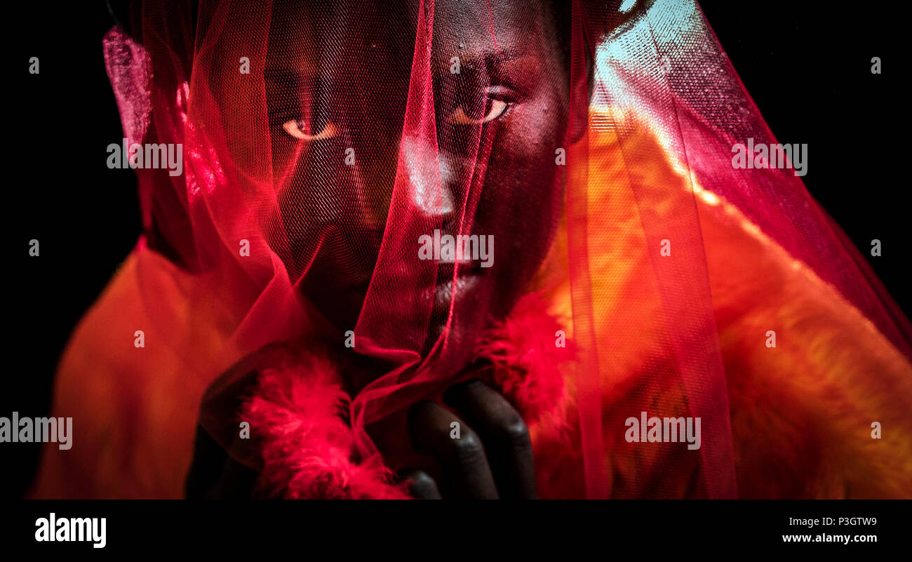 Bintou Fall modèles un design by Sabrina Styles, partie de sa naissance sur le pain de seigle, collection de l'avant des Arts Leeds University Graduate fashion show de Leeds Town Hall. Banque D'Images