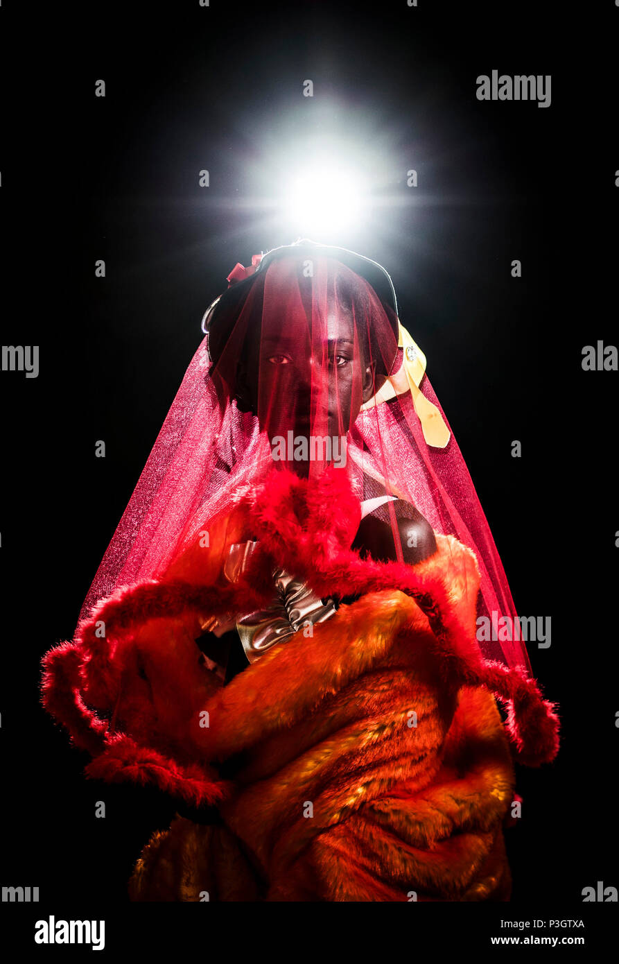 Bintou Fall modèles un design by Sabrina Styles, partie de sa naissance sur le pain de seigle, collection de l'avant des Arts Leeds University Graduate fashion show de Leeds Town Hall. Banque D'Images