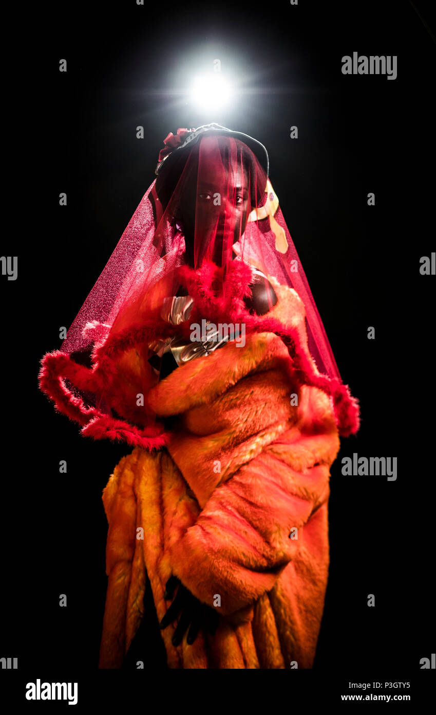 Bintou Fall modèles un design by Sabrina Styles, partie de sa naissance sur le pain de seigle, collection de l'avant des Arts Leeds University Graduate fashion show de Leeds Town Hall. Banque D'Images