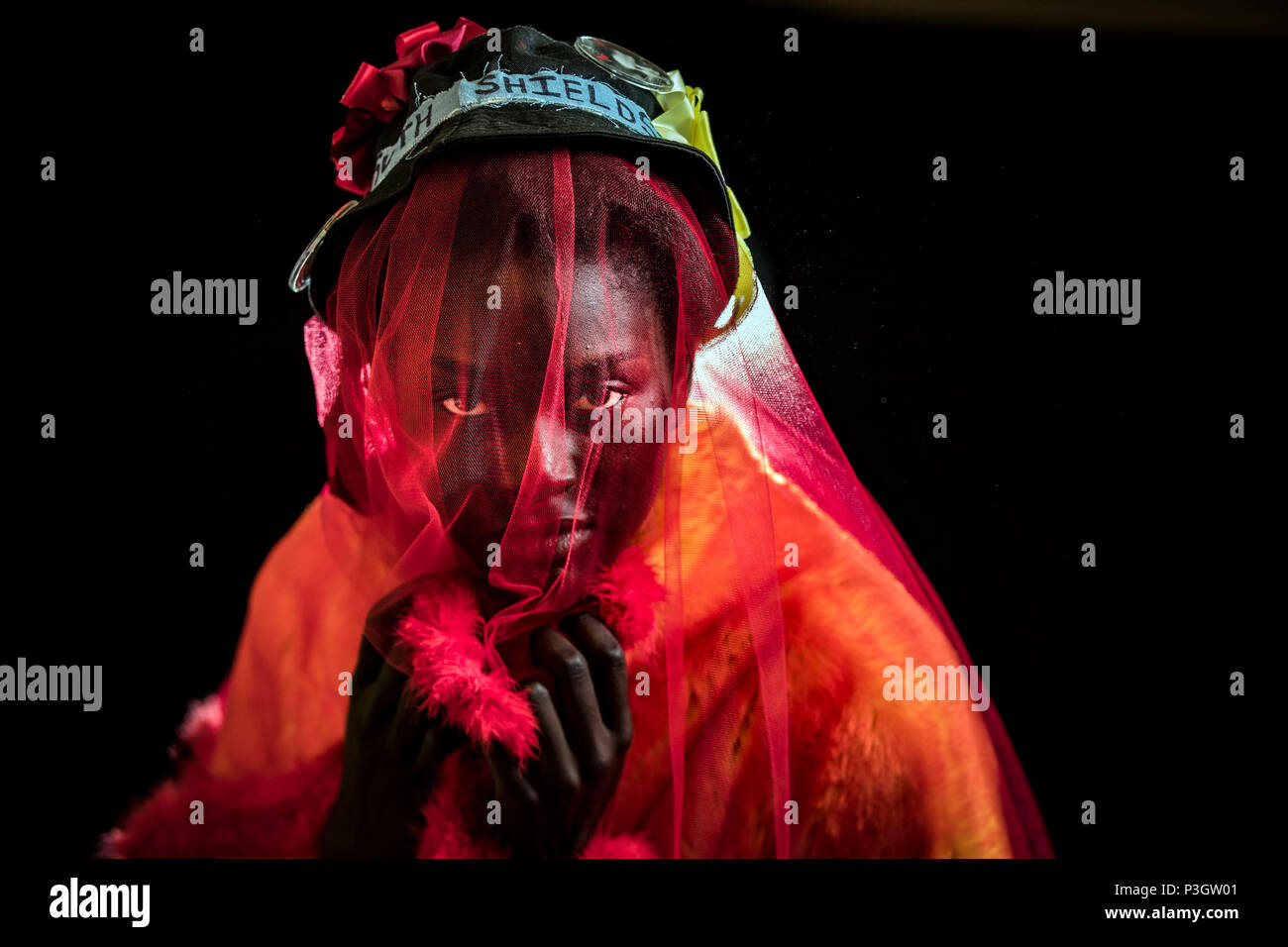 Bintou Fall modèles un design by Sabrina Styles, partie de sa naissance sur le pain de seigle, collection de l'avant des Arts Leeds University Graduate fashion show de Leeds Town Hall. Banque D'Images