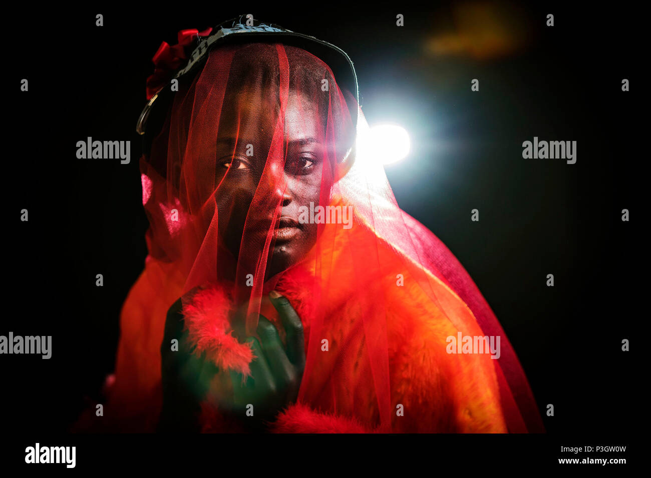 Bintou Fall modèles un design by Sabrina Styles, partie de sa naissance sur le pain de seigle, collection de l'avant des Arts Leeds University Graduate fashion show de Leeds Town Hall. Banque D'Images