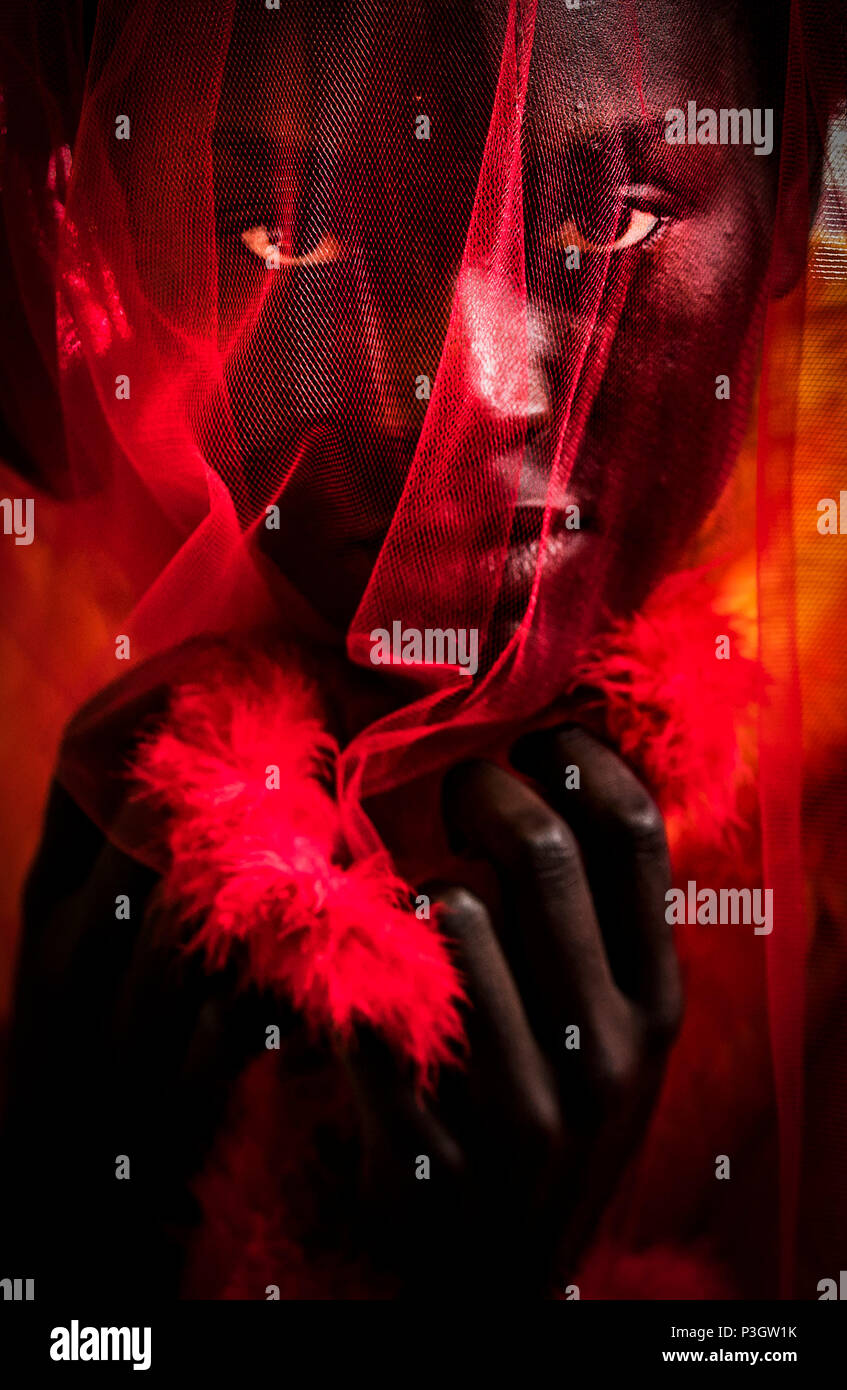 Bintou Fall modèles un design by Sabrina Styles, partie de sa naissance sur le pain de seigle, collection de l'avant des Arts Leeds University Graduate fashion show de Leeds Town Hall. Banque D'Images