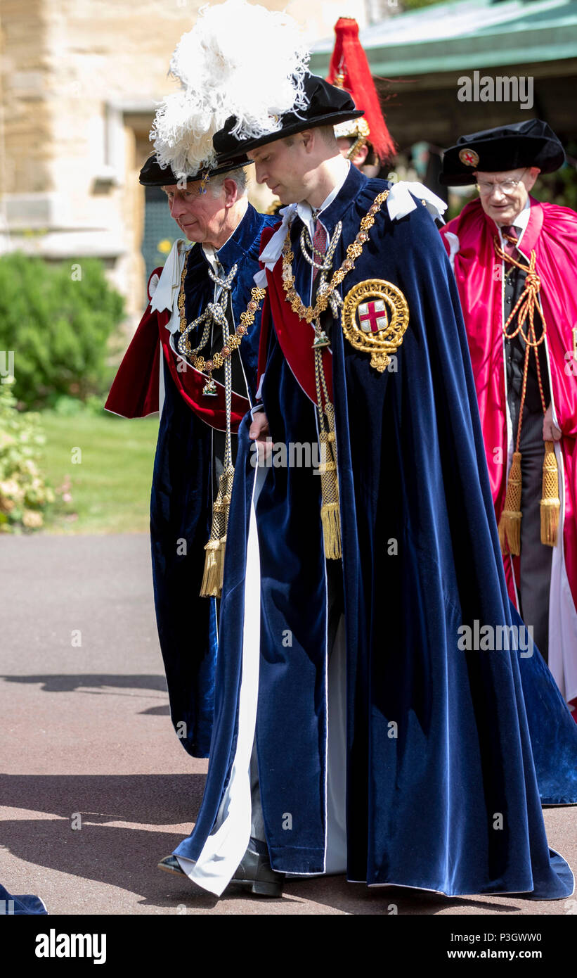 Le Prince de Galles et le duc de Cambridge arrivent pour l'assemblée annuelle de l'ordre de la Jarretière Service à la Chapelle St George, le château de Windsor. Banque D'Images