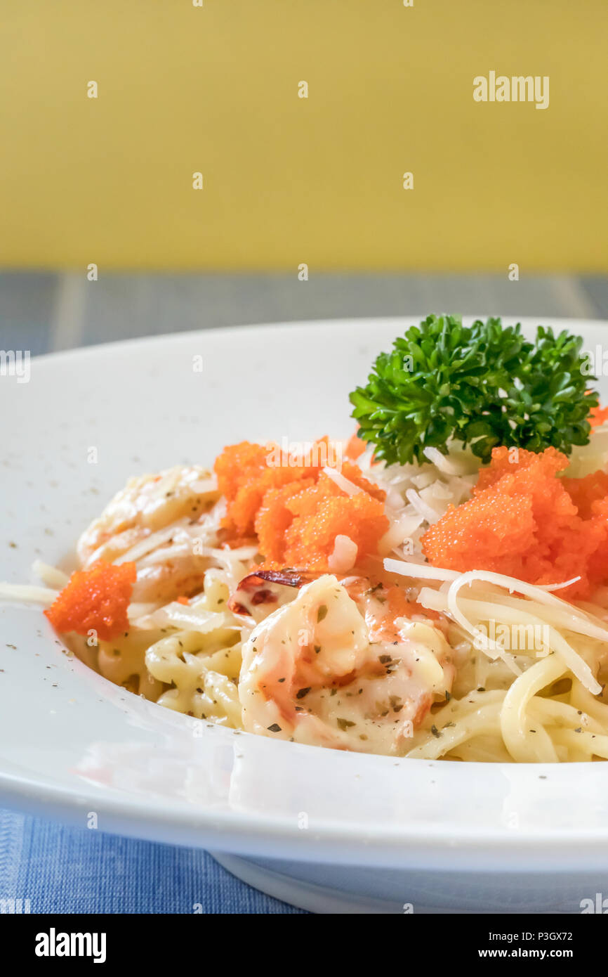 Spaghetti carbonara aux crevettes et langoustines oeufs Banque D'Images