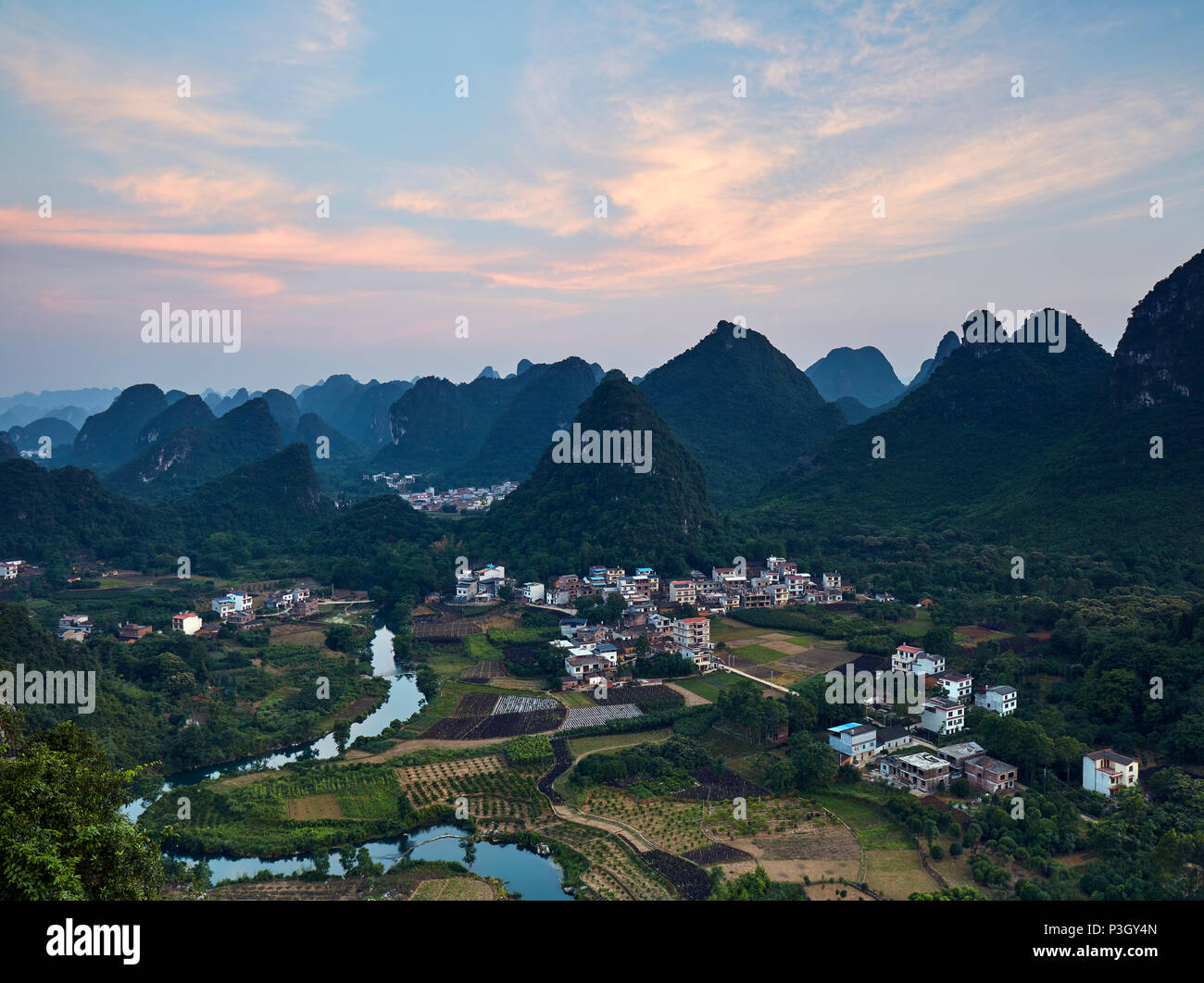 Coucher du soleil au-dessus des montagnes karstiques de Guilin Banque D'Images