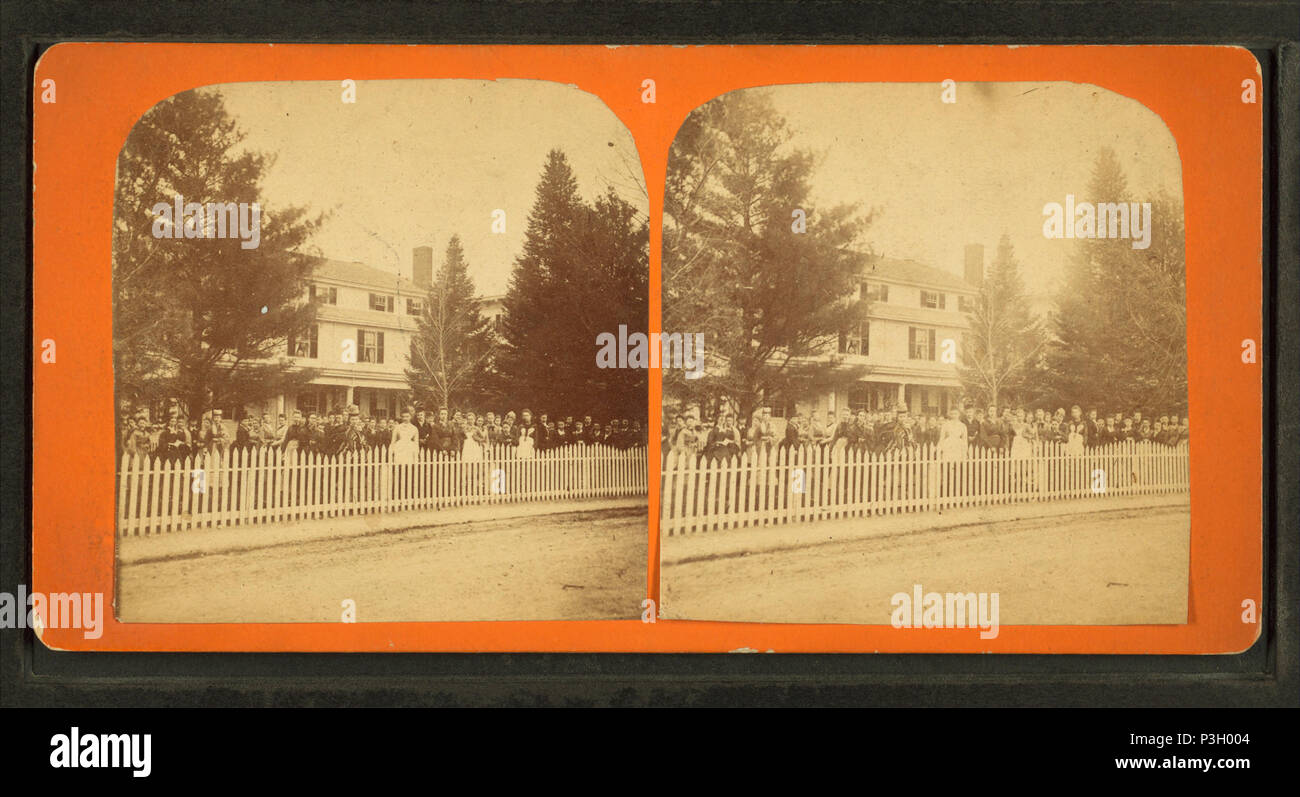 354 Vue d'une maison avec un grand groupe de femmes à l'avant, par Woodward &AMP ; Fils Banque D'Images