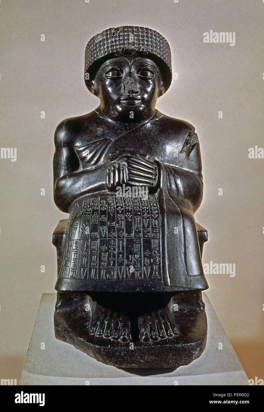 PATESI GUDEA DE LAGASH (2144-2124 AC) - DIORITA - 45 cm. Lieu : MUSÉE DU LOUVRE-ESCULTURAS, FRANCE. Banque D'Images