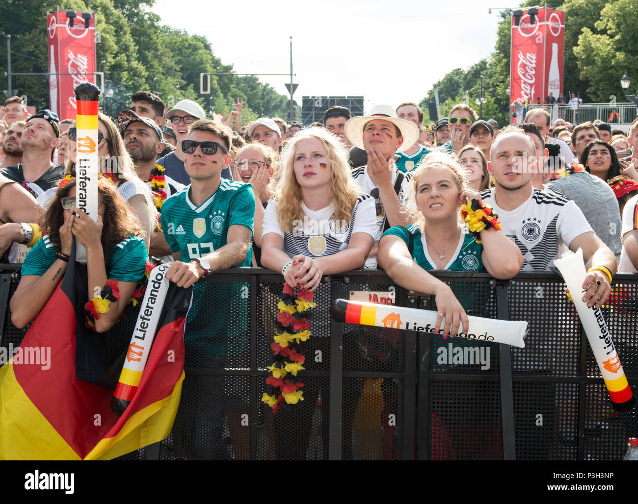 Fonction - vue du ventilateur par mile. Les émotions de la première fan des lignes pendant le jeu. 1,6 km du ventilateur à l'objectif de Brandebourg et sur la rue du 17 juin pour le premier match de l'équipe d'Allemagne contre le Mexique à la Coupe du Monde de 2018 à Berlin, Allemagne le 17.06.2018. Dans le monde d'utilisation | Banque D'Images