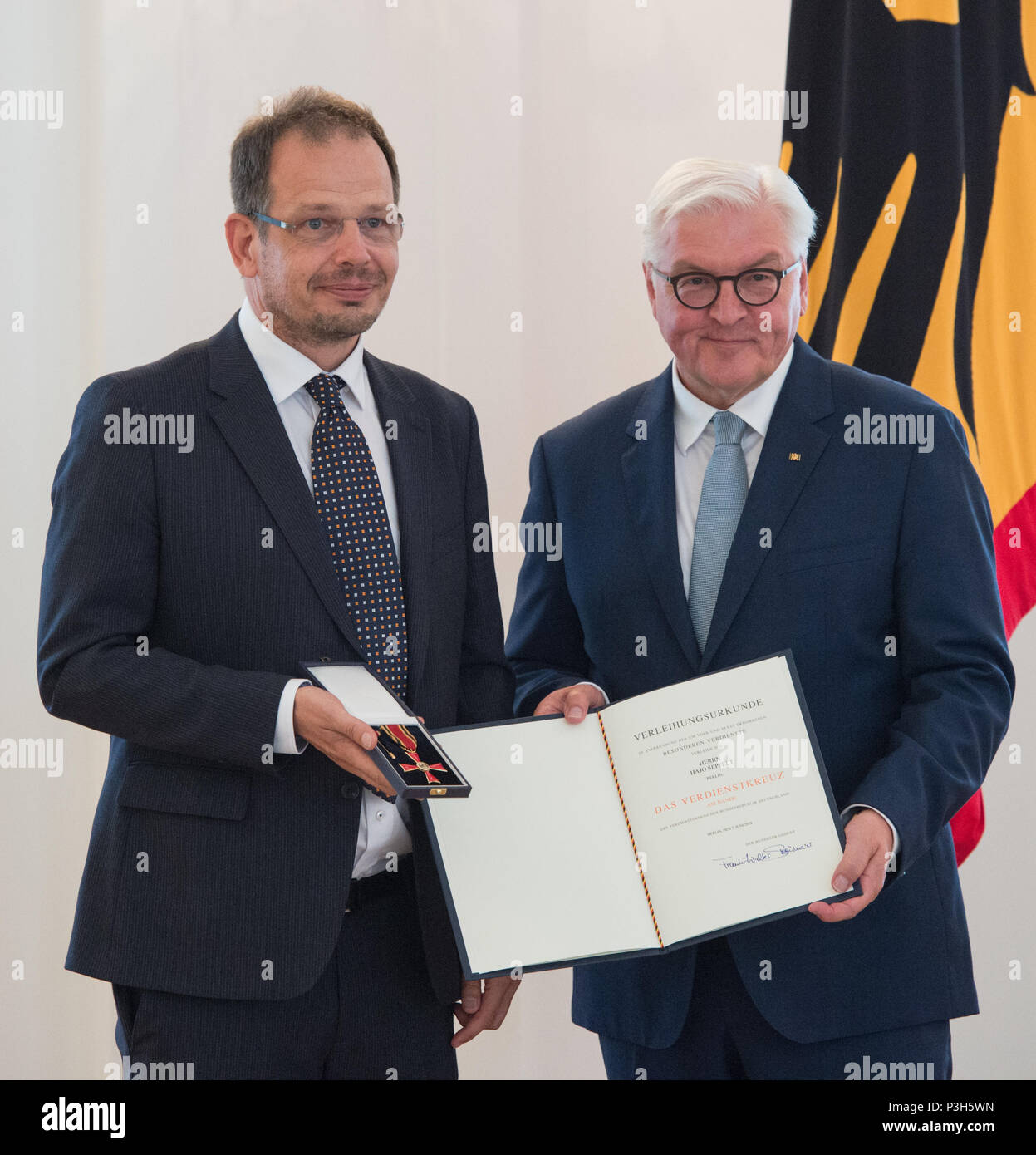 Président fédéral Frank-Walter STEINMEIER awards l'ordre fédéral du mérite pour le journaliste Hajo SEPPELT. Hajo SEPPELT's recherche d'enquête apporte une contribution importante à la détection d'activités illégales et les pratiques déloyales dans le sport. Reçu la feuille de laurier d'argent et l'Ordre du mérite par le Président fédéral à Schloss Bellevue, Berlin, Allemagne le 07.06.2018. Dans le monde d'utilisation | Banque D'Images