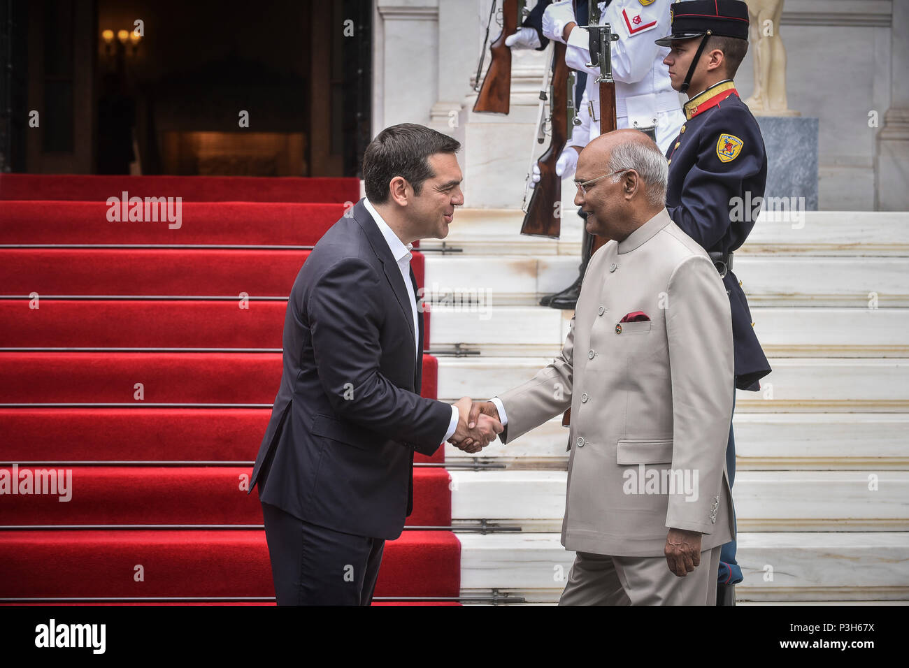 Athènes - Grèce, le 18 juin 2018 : le premier ministre grec Alexis Tsipras (R), serre la main avec le président de l'Inde Kovind Ram Nath (L) à l'Maximos Mansion, comme Kovind sont arrivés pour une visite officielle en Grèce. Banque D'Images