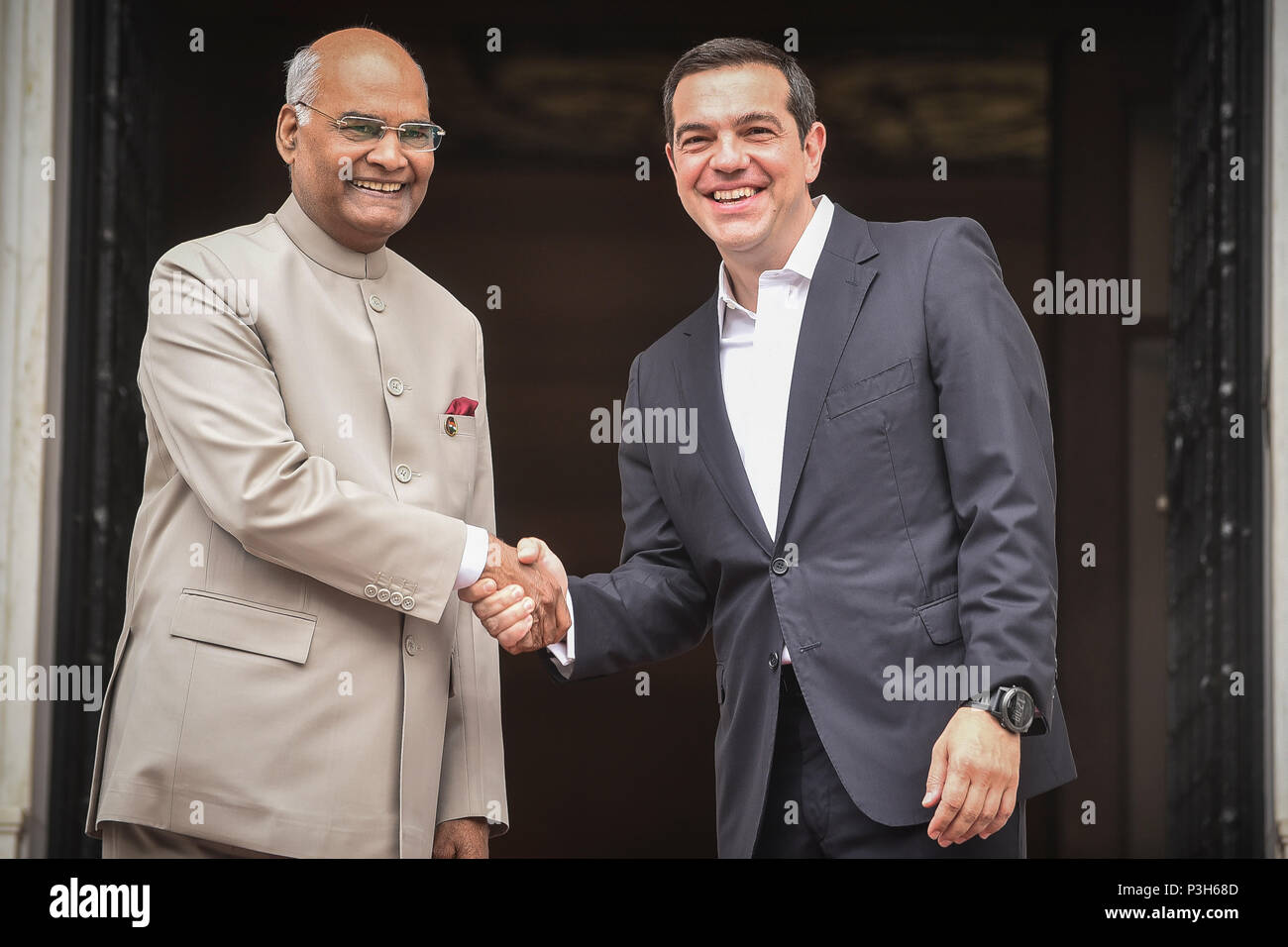 Athènes - Grèce, le 18 juin 2018 : le premier ministre grec Alexis Tsipras (R), serre la main avec le président de l'Inde Kovind Ram Nath (L) à l'Maximos Mansion, comme Kovind sont arrivés pour une visite officielle en Grèce. Banque D'Images