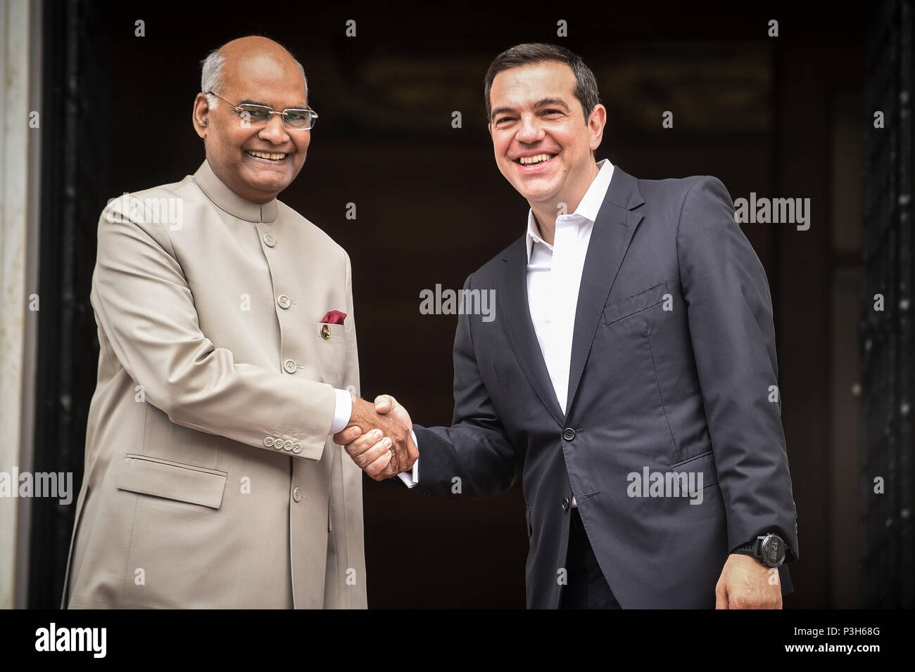 Athènes - Grèce, le 18 juin 2018 : le premier ministre grec Alexis Tsipras (R), serre la main avec le président de l'Inde Kovind Ram Nath (L) à l'Maximos Mansion, comme Kovind sont arrivés pour une visite officielle en Grèce. Banque D'Images