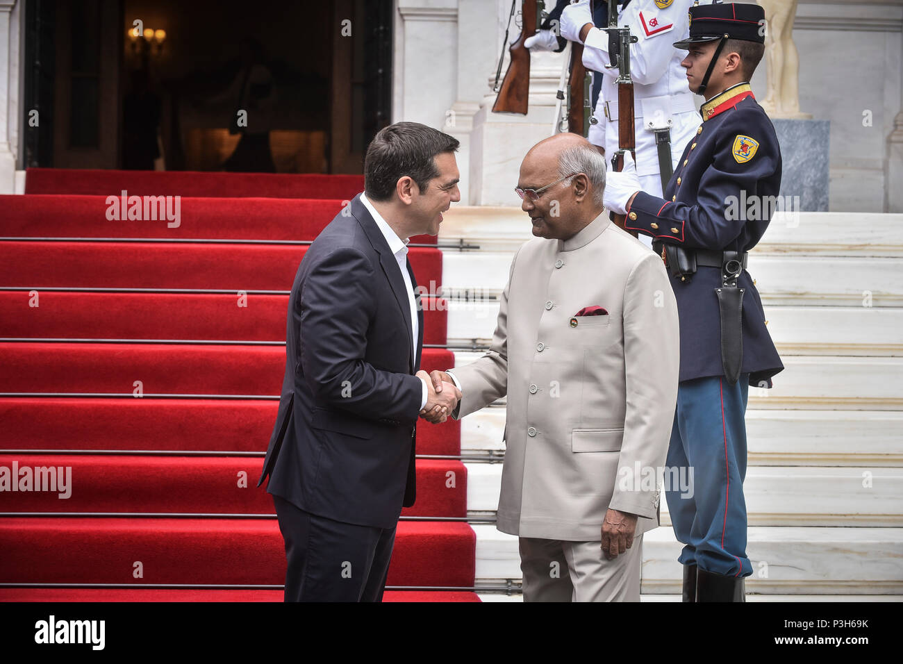 Athènes - Grèce, le 18 juin 2018 : le premier ministre grec Alexis Tsipras (R), serre la main avec le président de l'Inde Kovind Ram Nath (L) à l'Maximos Mansion, comme Kovind sont arrivés pour une visite officielle en Grèce. Banque D'Images