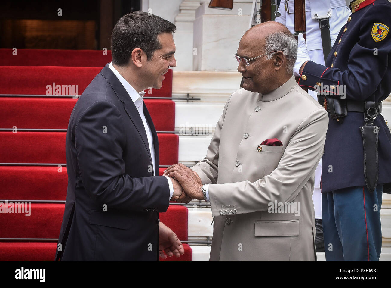 Athènes - Grèce, le 18 juin 2018 : le premier ministre grec Alexis Tsipras (R), serre la main avec le président de l'Inde Kovind Ram Nath (L) à l'Maximos Mansion, comme Kovind sont arrivés pour une visite officielle en Grèce. Banque D'Images