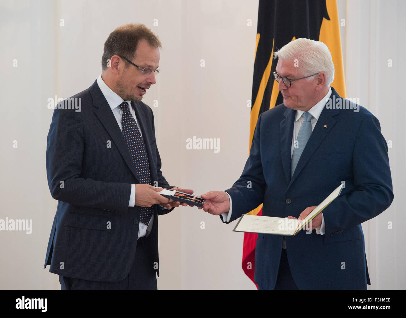 Président fédéral Frank-Walter STEINMEIER awards l'ordre fédéral du mérite pour le journaliste Hajo SEPPELT. Hajo SEPPELT's recherche d'enquête apporte une contribution importante à la détection d'activités illégales et les pratiques déloyales dans le sport. Reçu la feuille de laurier d'argent et l'Ordre du mérite par le Président fédéral à Schloss Bellevue, Berlin, Allemagne le 07.06.2018. Dans le monde d'utilisation | Banque D'Images