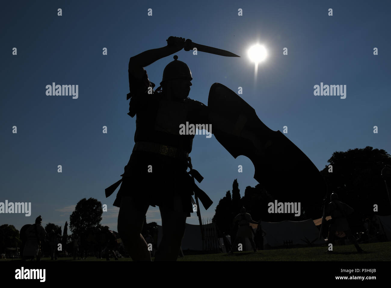 Aquileia, Italie - 17 juin, 2018. Un ancien légionnaire romain se bat avec une épée et un bouclier au cours Tempora à Aquilée, ancienne cité romaine reconstitution historique Cruciatti Crédit : Piero/Alamy Live News Banque D'Images