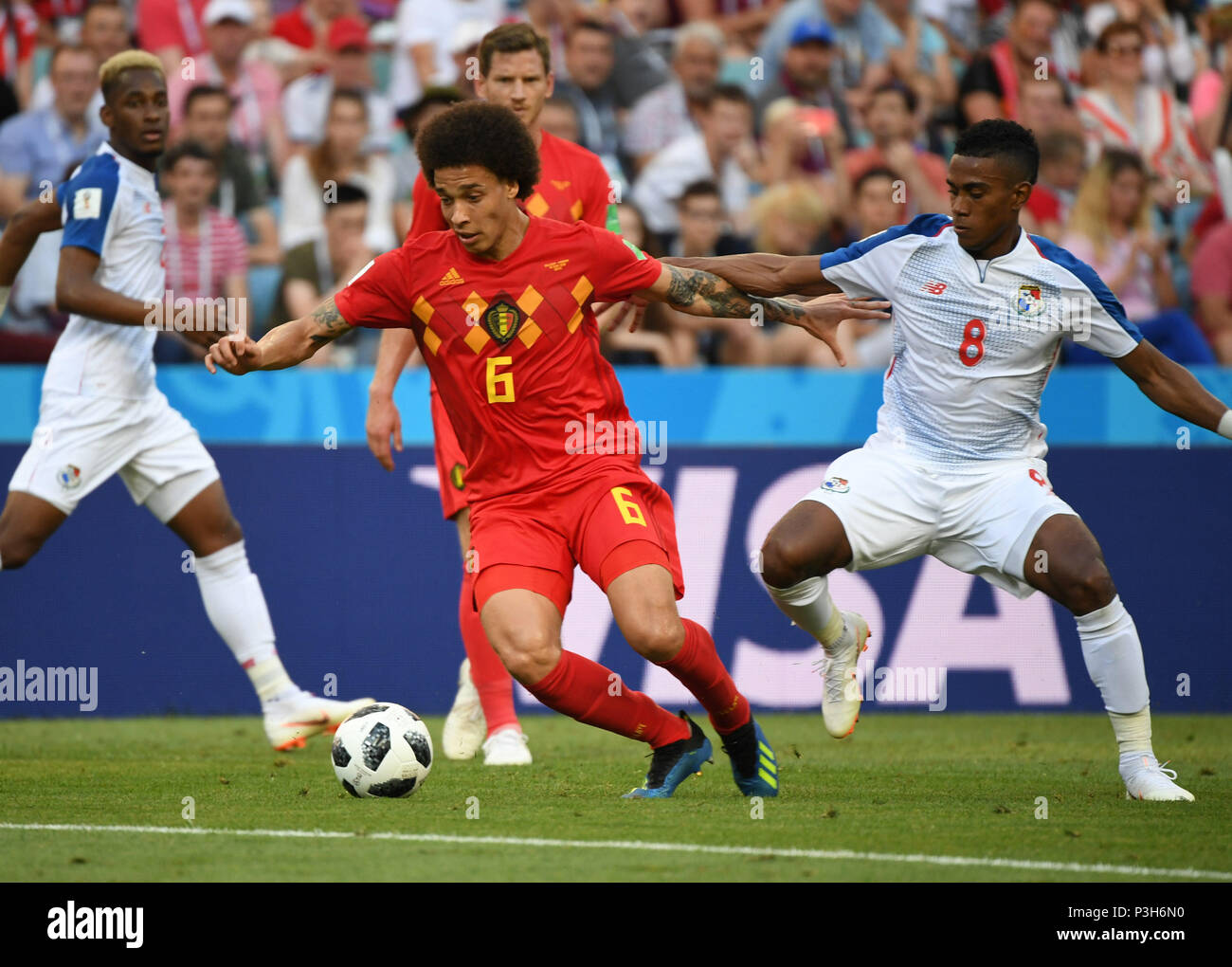 Sochi Russie 18 Juin 18 Axel Witsel L Avant De Belgique Rivalise Avec Edgar 14 Novembre 1e R De Panama Pendant Un Match Du Groupe G Entre La Belgique Et Le Panama A