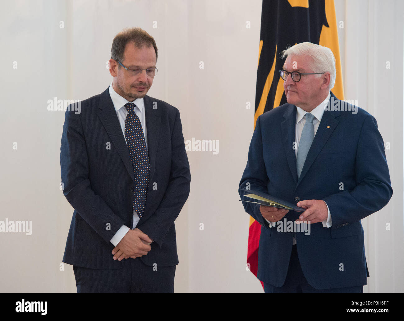 Président fédéral Frank-Walter STEINMEIER awards l'ordre fédéral du mérite pour le journaliste Hajo SEPPELT. Hajo SEPPELT's recherche d'enquête apporte une contribution importante à la détection d'activités illégales et les pratiques déloyales dans le sport. Reçu la feuille de laurier d'argent et l'Ordre du mérite par le Président fédéral à Schloss Bellevue, Berlin, Allemagne le 07.06.2018. Dans le monde d'utilisation | Banque D'Images