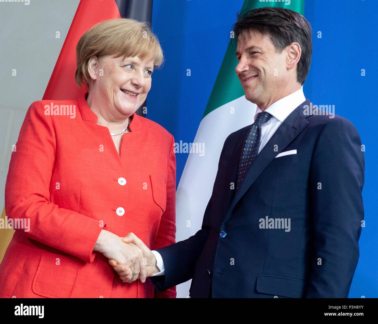 18 juin 2018, Allemagne, Berlin : la chancelière allemande Angela Merkel (CDU) et Giuseppe Conte, Premier Ministre d'Italie, se serrer la main après un communiqué de la chancellerie fédérale. Photo : Kay Nietfeld/dpa Banque D'Images