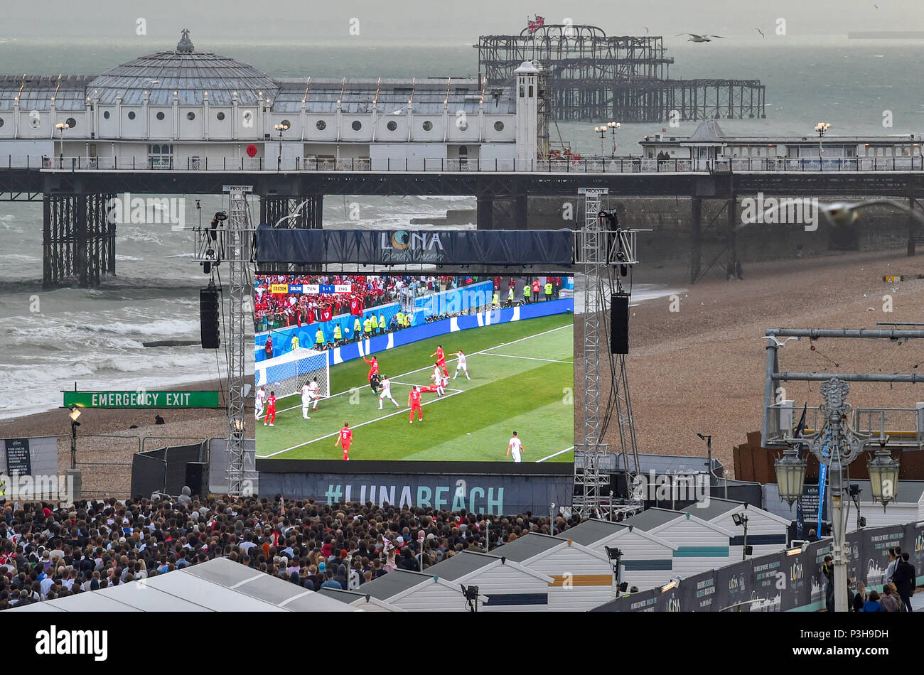 Brighton UK 18 juin 2018 - Des milliers d'Angleterre football fans regarder le match sur un écran géant mis en place par Luna sur le front de mer de Brighton, car ils jouent contre la Tunisie à la Coupe du Monde qui aura lieu en Russie Banque D'Images