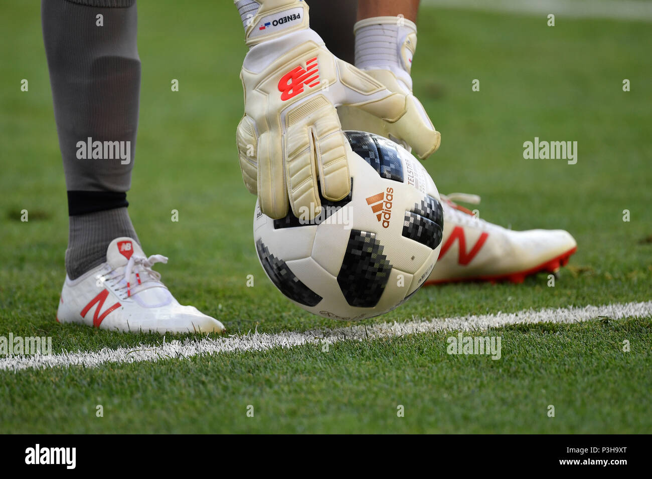 Sochi, Russia. 18 Juin, 2018. Motif de la frontière, les longs, les mains et les jambes avec ballon, NewBalance, play ball adidas Telstar. Belgique (BEL) - Panama (PAN) 3-0, premier tour, Groupe G, Match 13, le 18.06.2018 à Sotchi, stade Fisht Olymipic. Coupe du Monde de Football 2018 en Russie à partir de la 14.06. - 15.07.2018. Utilisation dans le monde entier | Credit : dpa/Alamy Live News Banque D'Images