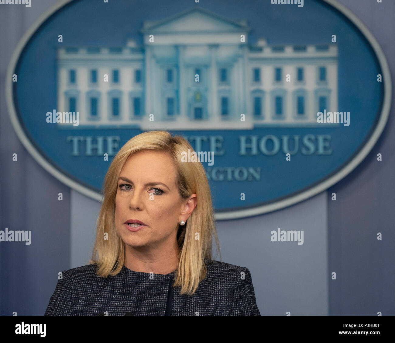 Washington, États-Unis d'Amérique. 18 Juin, 2018. Le secrétaire américain à la Sécurité intérieure des Kirstjen Nielsen est titulaire d'un point de presse à la Maison Blanche à Washington, DC, le 18 juin 2018. Crédit : Chris Kleponis/CNP Crédit dans le monde entier | conditions : dpa/Alamy Live News Banque D'Images