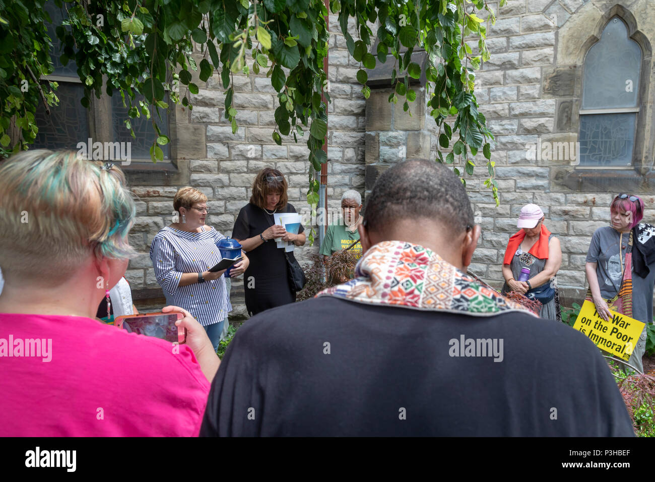 Detroit, Michigan, USA - 18 juin 2018 - Jill Zundel, le pasteur principal de l'Église méthodiste centrale, procède à un bref service avant la diffusion des cendres de Gordon Leon King, qui était sans-abri, dans le jardin de l'église. Le roi est mort par manque de soins médicaux. Le mémorial a été une partie de la campagne de pauvres peuples, où plusieurs centaines se sont mobilisés contre la pauvreté, le racisme, le Militarisme, et dévastation écologique. Crédit : Jim West/Alamy Live News Banque D'Images