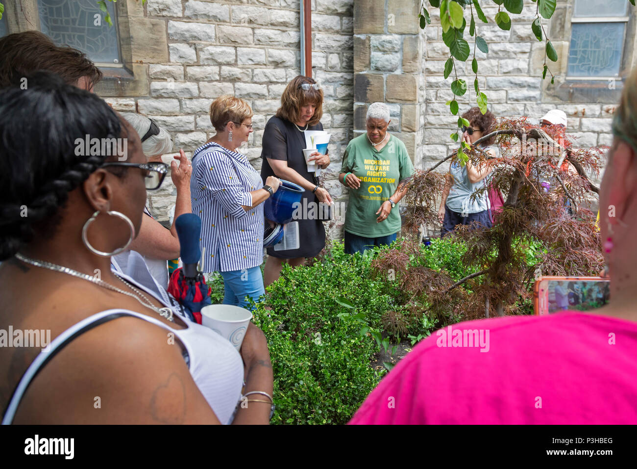 Detroit, Michigan, USA - 18 juin 2018 - Des militants de la communauté religieuse et épandre les cendres de Leon Gordon King, qui était sans-abri, dans le jardin du centre de l'Eglise méthodiste. Le roi est mort par manque de soins médicaux. Le mémorial a été une partie de la campagne de pauvres peuples, où plusieurs centaines se sont mobilisés contre la pauvreté, le racisme, le Militarisme, et dévastation écologique. Crédit : Jim West/Alamy Live News Banque D'Images