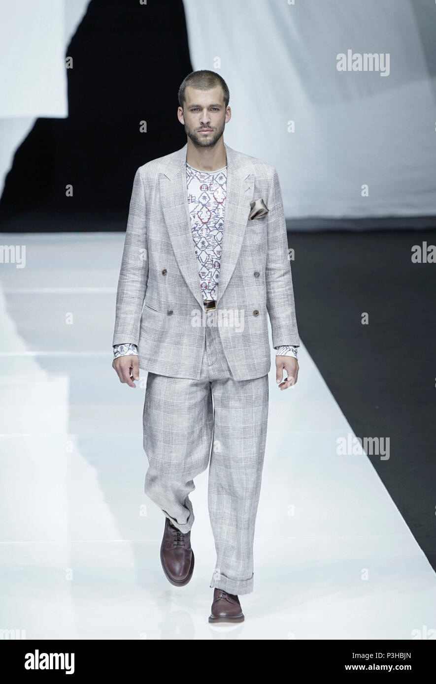 Milan, Italie. 18 Juin, 2018. Un modèle présente une création de Giorgio  Armani pendant la Fashion Week Homme de Milan Printemps/été 2019 à Milan,  Italie, le 18 juin 2018. Credit : Wang