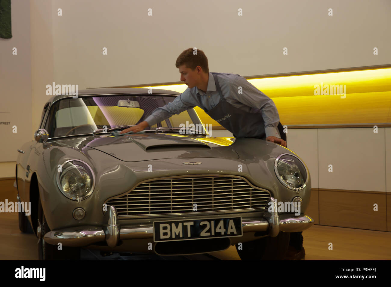 Londres, Royaume-Uni. 19 Juin, 2018. L'ultime Bond voiture - le 1965 Aston Martin DB5 conduit par James Bond (Pierce Brosnan) dans la motion 1995 photo ISLANDE - câbles Bonhams photo. Estimé à £600 000 1,200,000-1,. La DB5 est devenu synonyme avec James Bond, et cet exemple en vedette dans la célèbre scène de poursuite d'ouverture d'Islande où Bond dés avec arch villainess Xenia Onatopp dans sa Ferrari à travers les collines au-dessus de Monaco. Lorsqu'il est acheté par le propriétaire actuel en 2001, la voiture est devenue la plus précieuse de souvenirs d'obligations déjà vendu. Credit : Keith Larby/Alamy Live News Banque D'Images