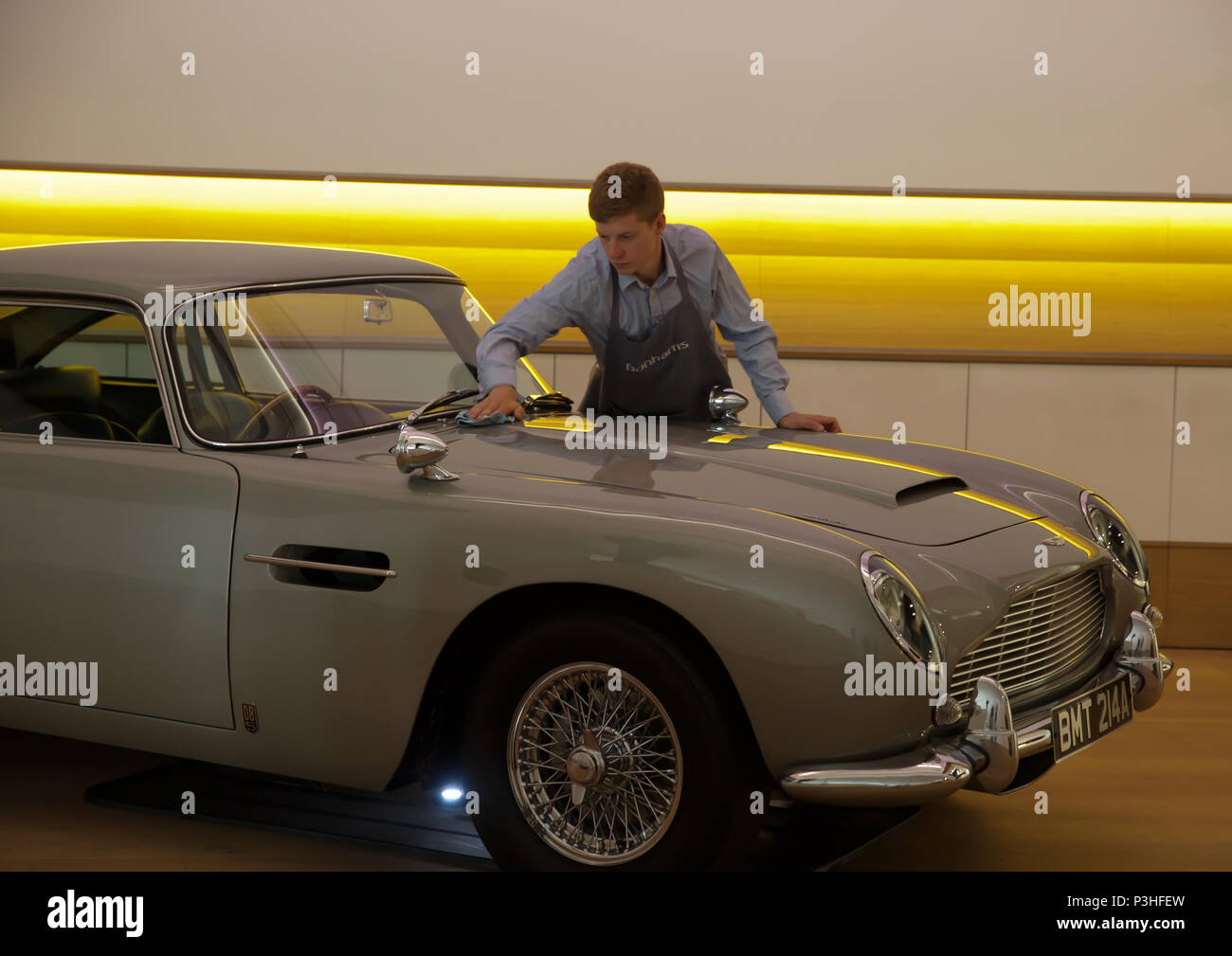 Londres, Royaume-Uni. 19 Juin, 2018. L'ultime Bond voiture - le 1965 Aston Martin DB5 conduit par James Bond (Pierce Brosnan) dans la motion 1995 photo ISLANDE - câbles Bonhams photo. Estimé à £600 000 1,200,000-1,. La DB5 est devenu synonyme avec James Bond, et cet exemple en vedette dans la célèbre scène de poursuite d'ouverture d'Islande où Bond dés avec arch villainess Xenia Onatopp dans sa Ferrari à travers les collines au-dessus de Monaco. Lorsqu'il est acheté par le propriétaire actuel en 2001, la voiture est devenue la plus précieuse de souvenirs d'obligations déjà vendu. Credit : Keith Larby/Alamy Live News Banque D'Images