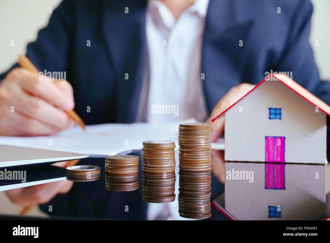 Pile de l'argent sur la table de travail de fond avec les hommes d'affaires. Banque D'Images