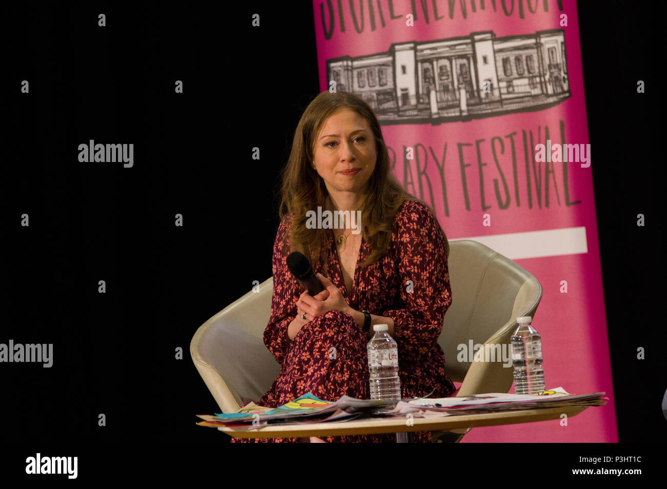 Chelsea Clinton avec son livre pour enfants qu'elle a persisté dans le monde : 13 femmes qui ont changé l'Histoire au festival littéraire de Stoke Newington 2018 Banque D'Images