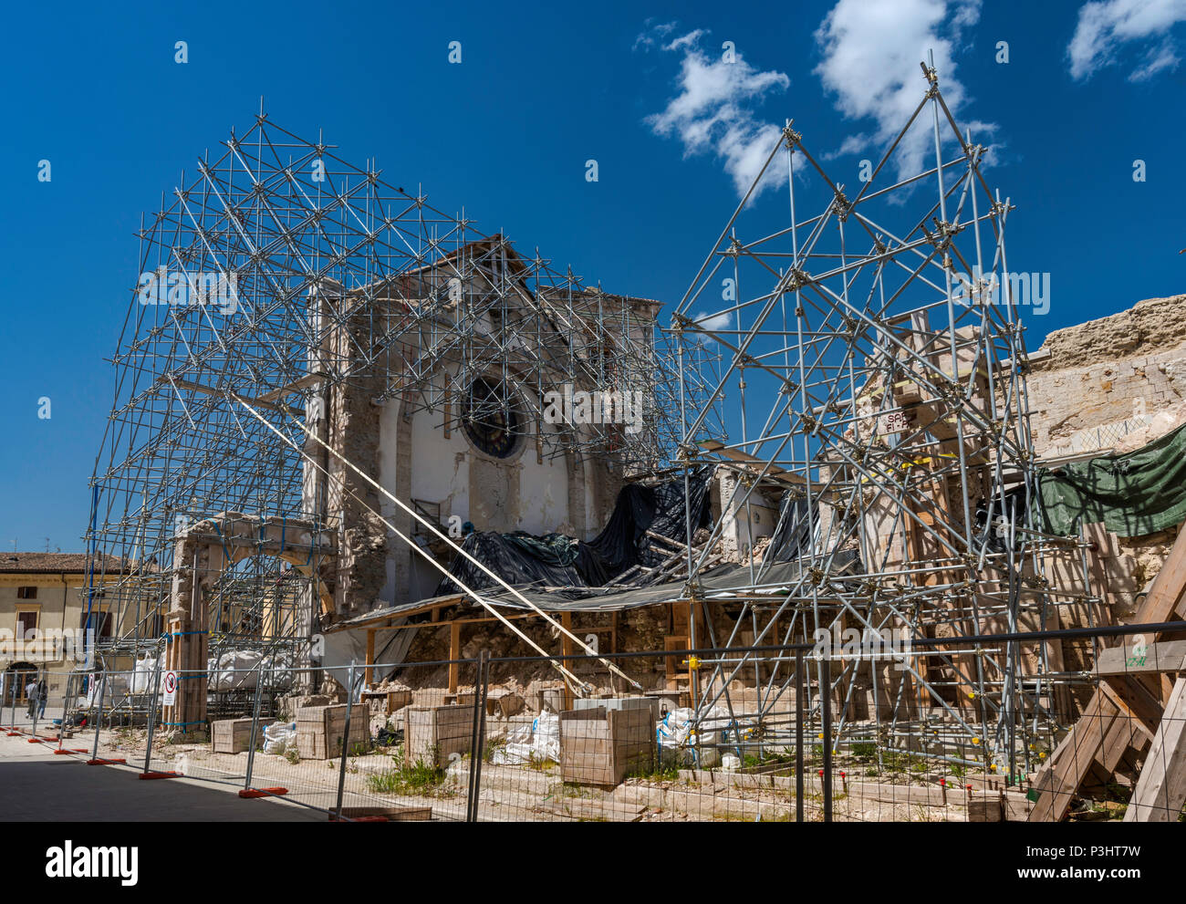 Façade, soutenu par un échafaudage, de la Basilique de San Benedetto, détruit par des tremblements de terre en octobre 2016, avril 2018, voir à Norcia, Ombrie, Italie Banque D'Images