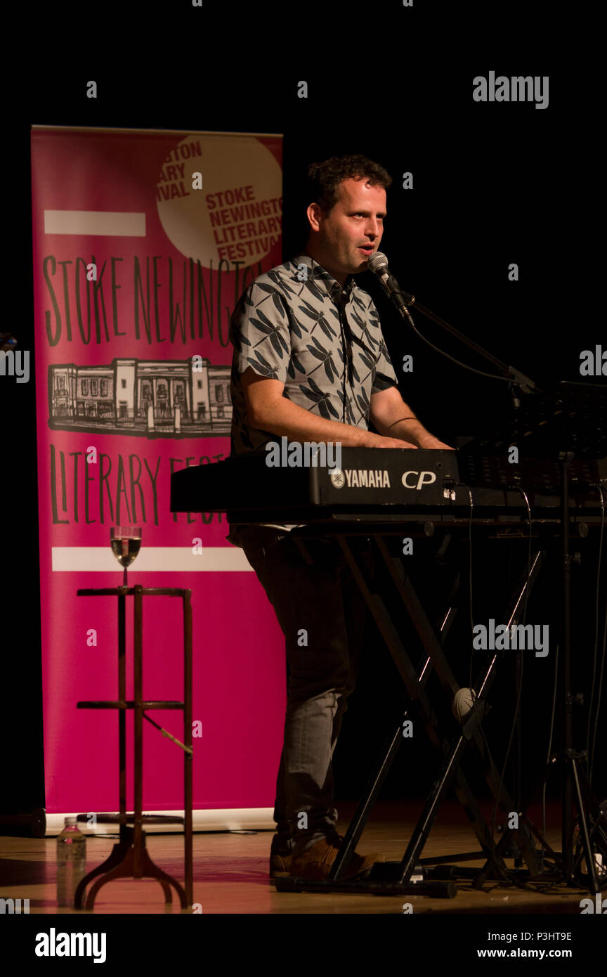 Comédien et auteur Adam Kay vivre au Stoke Newington 2018 Festival littéraire à Hackney, East London Banque D'Images