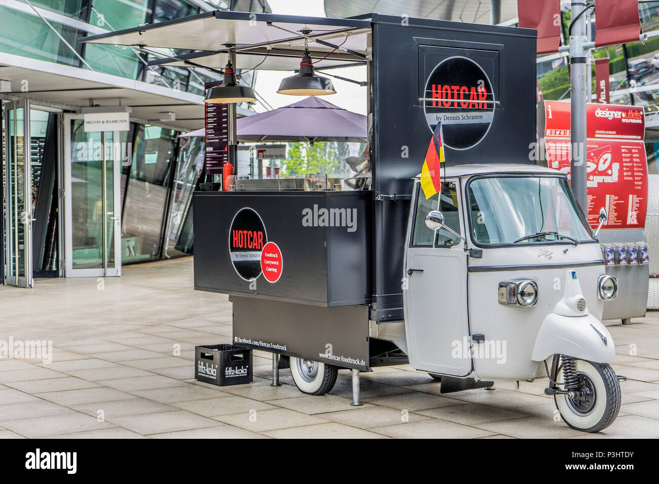 Piaggio Ape Classic 400 chariot plate-forme, converti en un stand de vente  matériel roulant pour streetfood avec curry saucisses, hamburgers, frites  et Fritz-Kol Photo Stock - Alamy