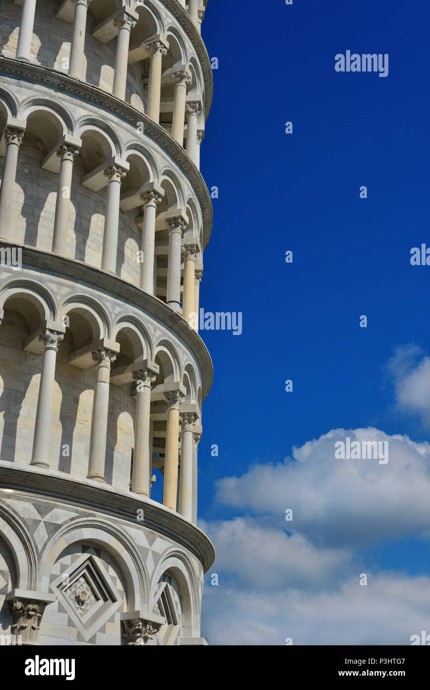 La célèbre Tour Penchée de Pise parmi de beaux nuages (avec copie espace) Banque D'Images