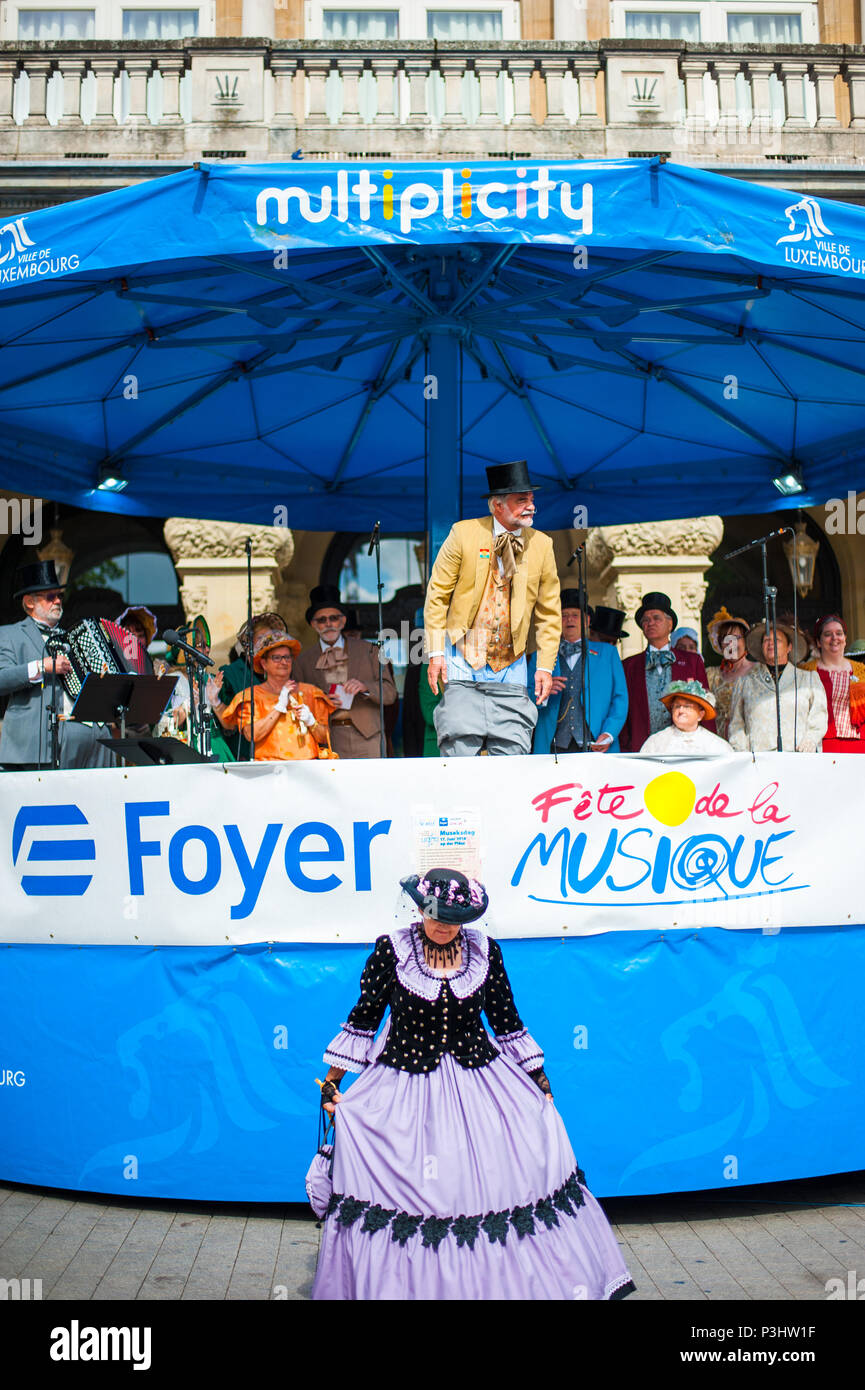 Luxembourg Fête de la musique, fête de la musique. Les personnes portant des vêtements traditionnels de la fête de la musique en disant vieilles chansons Banque D'Images