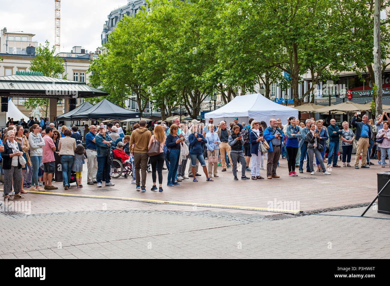 De personnes se sont réunies à la place de la ville écouter le concert donné à la fête de la musique (Fête de la musique), Luxembourg Banque D'Images