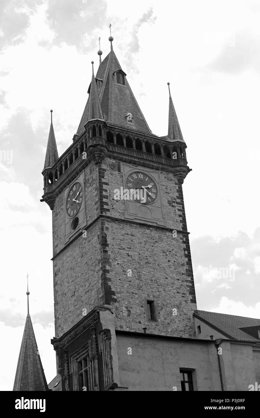 Prague en République tchèque ancienne tour de l'horloge et l'effet noir et blanc pour mettre en évidence les formes architecturales du monument important de la Banque D'Images