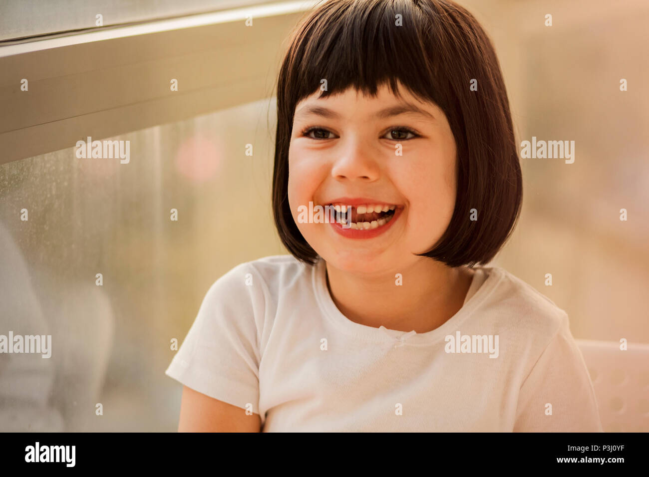 Portrait de petite fille cheveux noir Banque D'Images